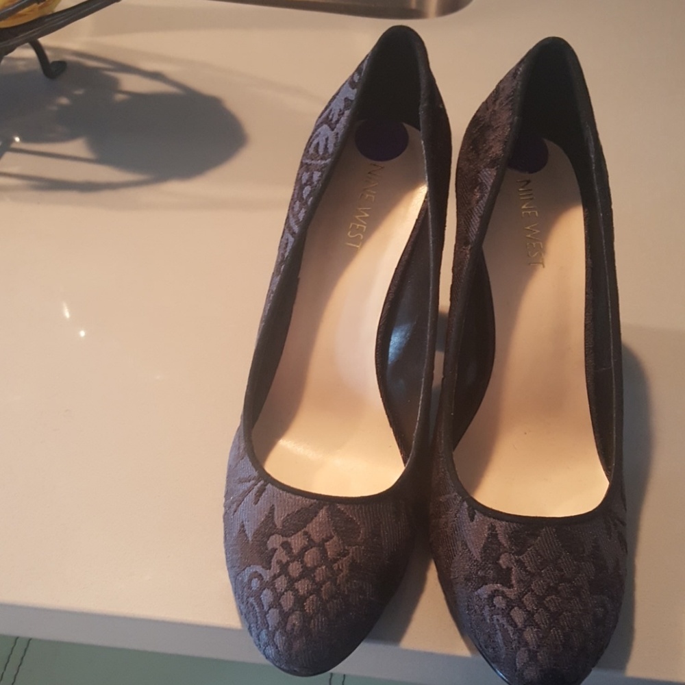 Round Toe Pump - Picture 2 of 4